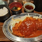 Marushima - おかわり自由のご飯や味噌汁、漬物や味付け海苔付き♪名前通りボリューム満点！大判トンカツ定食780円