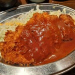 まるしま - ザクザク粗めの衣が香ばしい！大判のトンカツに、こっくりコク深くケチャップみたいな甘酸っぱさのソースが合う～