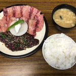 やきにく村 - 料理写真:カルビ・ハラミ・ライスセット(税込1400円)