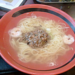 台南茶寮 - 担仔麺850円、黄金色の上湯スープ、具はひき肉の炒め物と海老２尾のみ。