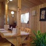 ぽん太 - 店内は木の香りが。とても清潔感があります。