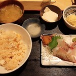 Sakanabiyori - 大きなお茶碗に入った鯛めしに艶々のお刺身が3種類、小鉢2品にみそ汁と品数豊富♪鯛めし定食900円