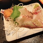 Sakanabiyori - お刺身は3種類、皮目を炙った真鯛はむっちりなめらか♪脂が乗ったシマアジに、サッパリおろしポン酢でいただくカツオのたたきも