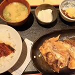 Sakanabiyori - ドドーンと大きな鯛のあら炊きにうなぎ乗せごはん、小鉢2品にみそ汁付き♪日替わり定食900円