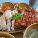 シンガポール海南鶏飯 - シンガポールチキンライス（ハーフ＆ハーフ）（970円）