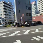 ラーメン二郎 - 帰りには裏口付近まで行列が延びていました！