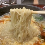 8番らーめん - 酸辣湯麵、麺リフト