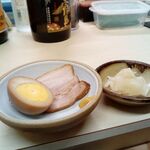 Sushi Taku - サービスおつまみ、煮豚卵