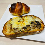 トリュフベーカリー - ３種のきのこのタルティーヌ、白トリュフの塩パン