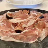 Ristorante IL FIGO INGORDO - ネロ パルマと小木ビオレー
                    古代黒豚で作ったイタリアでもお祝いなどの時に食べる希少な生ハム、味わい旨みが濃いのです！
                    そこにめちゃ甘い小木ビオレー（無花果）も一緒に添えていただきました♬
