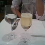 イルキアーロ - まずはスパークリングワインから♪　飲みすぎ副部長は、ミネラルウォーター★