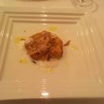 イルキアーロ - 白トリュフとチーズと生ハム？と何かを何かで包んで焼いた、温かい前菜♪