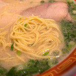 Hakatanarikinramen - 麺は中細ストレートの黄色い麺。なかなかシッカリした食べ応え。