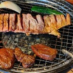 焼肉たんじろう - 焼いてます