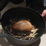 フィエルテ - ストウブ鍋で藁焼きにされた仏産 鳩のプレゼンテーション