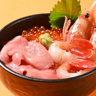 別邸では海鮮丼も◎北海道だから食べられる新鮮なネタがどどん！