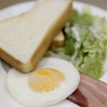 ブレッドガーデン - 料理写真:ベーコンエッグ＆サラダ