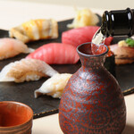 Sushi To Sumibi Daichi - 日本酒注ぐシーン
