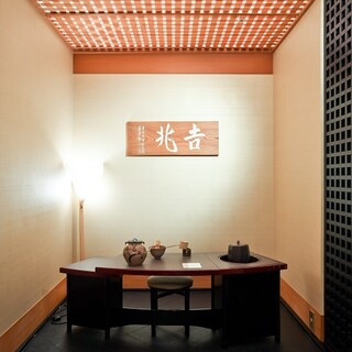 Please relax in a calm Japanese space built in the Sukiya style.