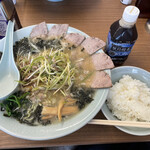 ラーメンショップ 椿 - くろばらネギチャーシューメンと小ライス