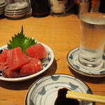 大衆酒肴スタンドさかば。 - マグロ切り落とし ＆ 冷酒（酔鯨）