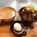 ステーキハウス インディアンズ - ハラミマウンテン丼　1080円