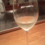 利心 - グラスの白ワイン。