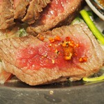 大衆酒肴スタンドさかば。 - ビフテキにも唐辛子スパイスが合う