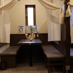 鳥せい - 仕切られたテーブル席(2021年10月)