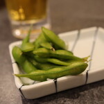 鳥せい - お通しは「枝豆」275円(2021年10月)
