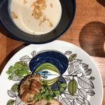 Keitto Ruokala - 前菜2…スモーブロー、ライ麦パンにベーコンとりんごのバターソテー。五穀北条パンにカンタレリのピクルス   スープ…根セロリとじゃが芋のポタージュ