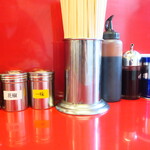 ラーメン二郎 - 卓上調味料