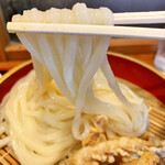 讃岐うどん しろちゃん - 細麺　艶モチ麺です　　量は中で多め