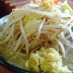 麺や 葉月 - ちょっとアップで。ショウガの量もスゴいけど、そんなに辛くありませんでした。