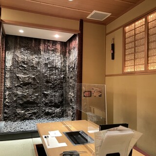 【掘りごたつ】滝の流れる洗練された個室！2～4名様用完全個室。ご予約はお早めに