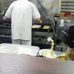 ホワイト餃子 - 厨房