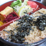 Sarashina Bun Ten - 炊き込みご飯、厚焼き玉子、サラダ、漬物
