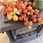 cafe 津別珈琲 - 店内中央の薪ストーブ