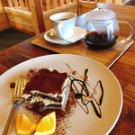 cafe 津別珈琲 - 大人のティラミスとブレンドコーヒー