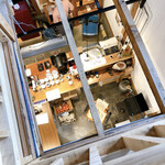 cafe 津別珈琲 - 2階から1階の厨房を見下ろせます