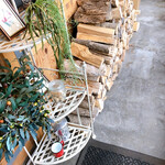 cafe 津別珈琲 - 入り口にあった薪