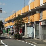 四川 - 店舗前で並ぶ