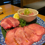 Yakiniku Wagyuu - タン盛り合わせ（写真は２人前）