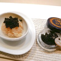 八重洲 鮨 海味 - 卵形の器を開けると赤シャリ
                    店名入りのケースの中には海味オリジナルキャビア。
                    好きな食べ方で贅沢にいただいちゃってください。