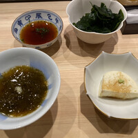 鮨結う翼 - 三陸ワカメを添えて先付け揃い踏み、ワカメはおかわり自由の太っ腹　これだけでビールと焼酎いけちゃいました♪