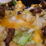 びっくり焼き亭 - この半熟状態の玉子、豚肉、キャベツを盛り付ける