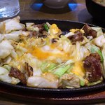 びっくり焼き亭 - 回りから食べつつ２分で玉子を掘り出し、下準備完成！