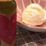 しらすくじら - エクストラヴァージンオリーブオイルが、かかったバニラアイス！紫イモも食べたがこっちの勝ちです。