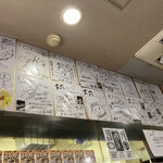 麺屋 丈六 - 店内はいろんな方のサインが所狭しと飾られています。