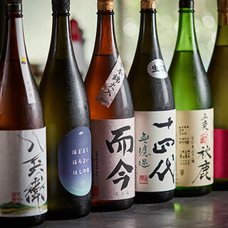徳利・琉球グラスの特注酒器でご提供◎70種の日本酒を堪能
